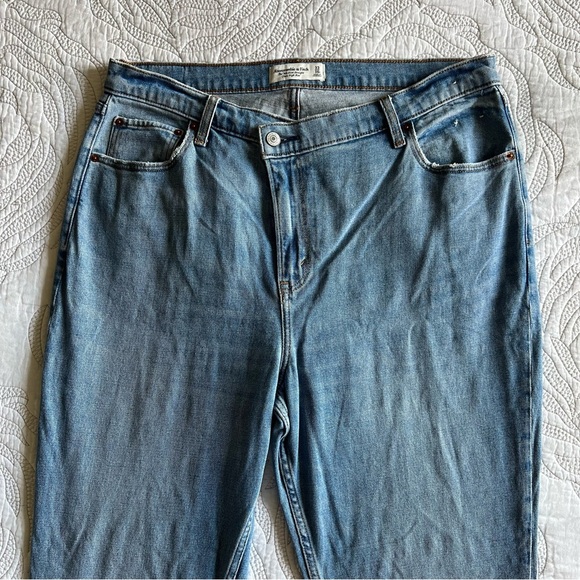Abercrombie - Ultra High Rise 90s Slim Straight Jean - Criss-Cross Waistband - Picture 4 of 11